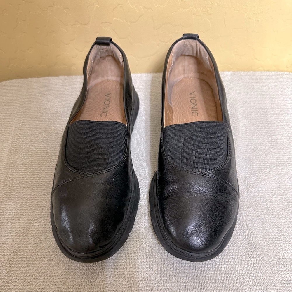 Vionic slip on shoe with elastic at top Black Size 7.5 Wide